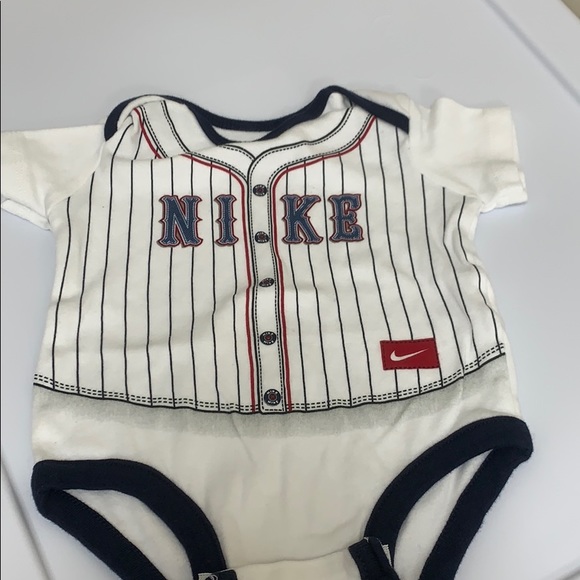 Infant Nike bodysuit - Picture 1 of 5